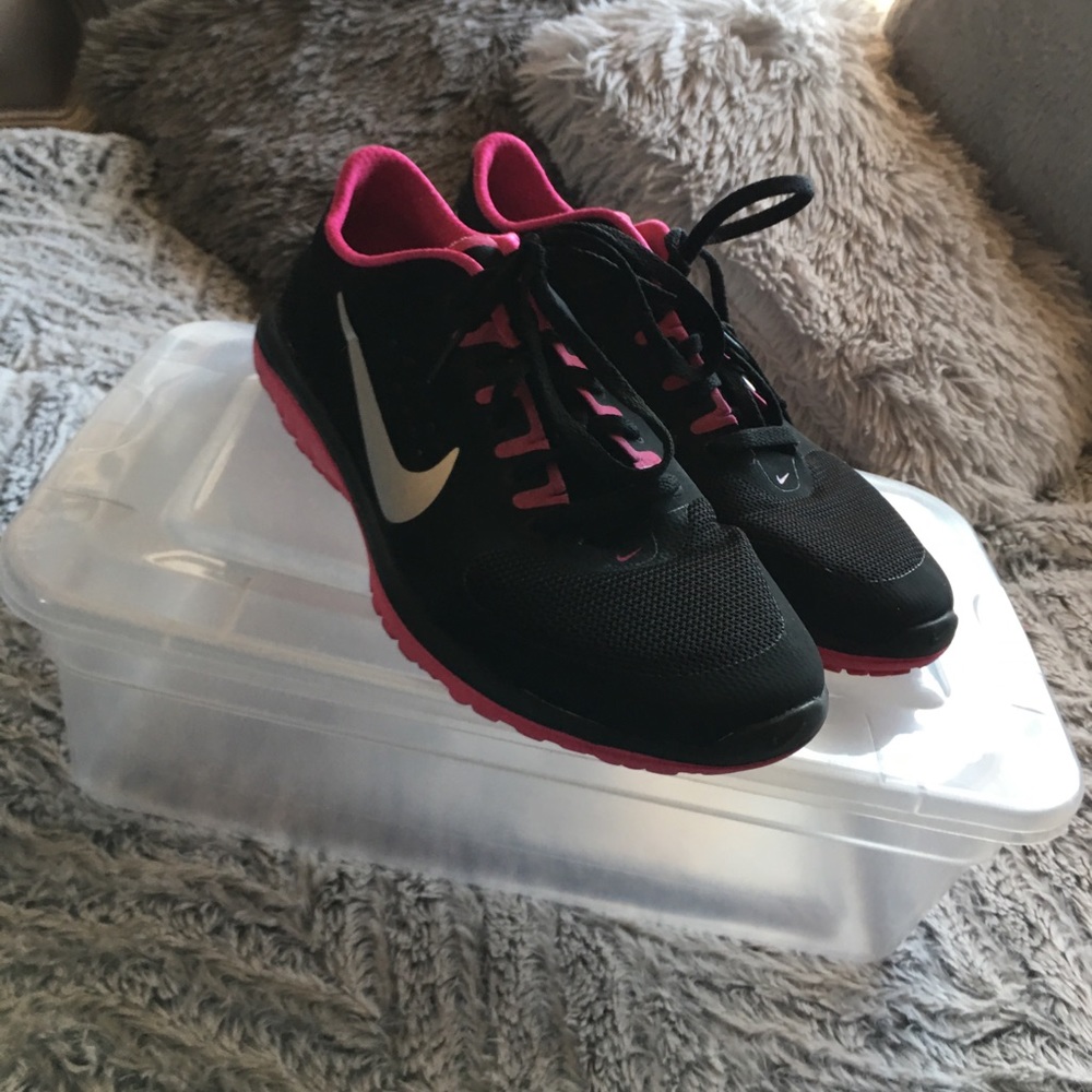 Black Nike Sneakers (sz 8.5)